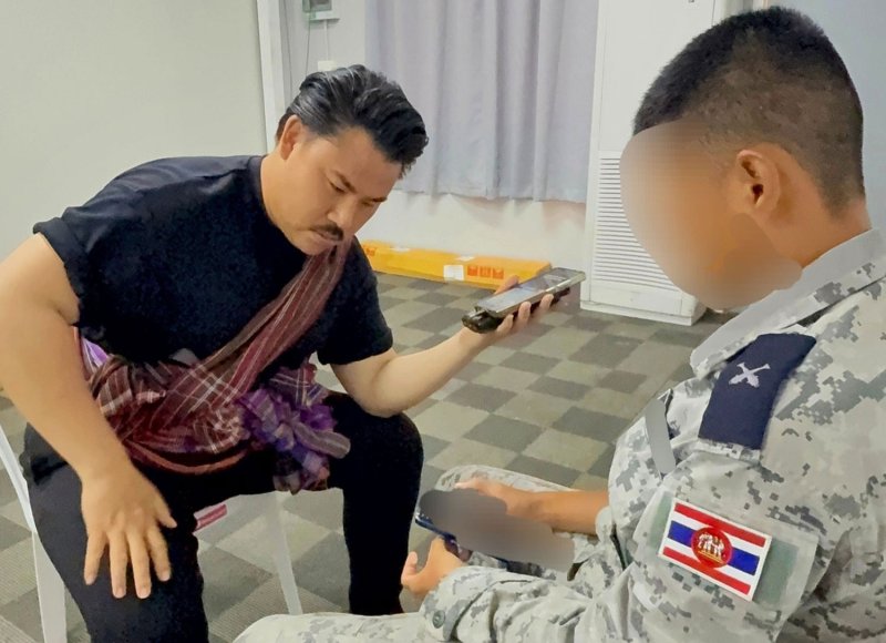 Social activist Guntouch “Gun Jompalang” Pongpaiboonwet speaks with the naval conscript who was assaulted by a superior officer aboard a navy vessel, a case that later prompted a Royal Thai Navy investigation and disciplinary action. (Photo: กันจอมพลัง Facebook)