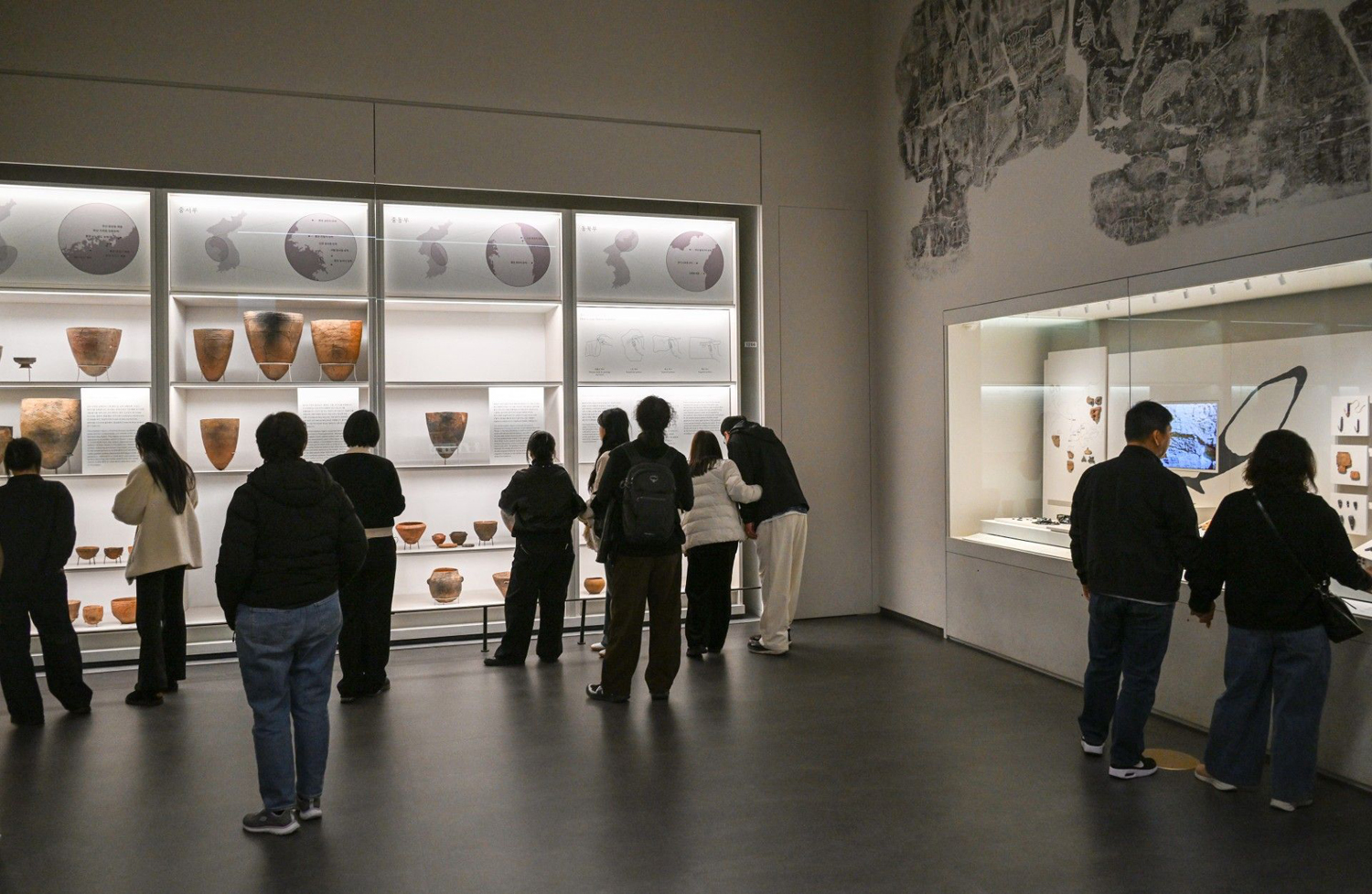 Visitors see an exhibition at the National Museum of Korea in Seoul on March 9. (Photo: Kyodo)  