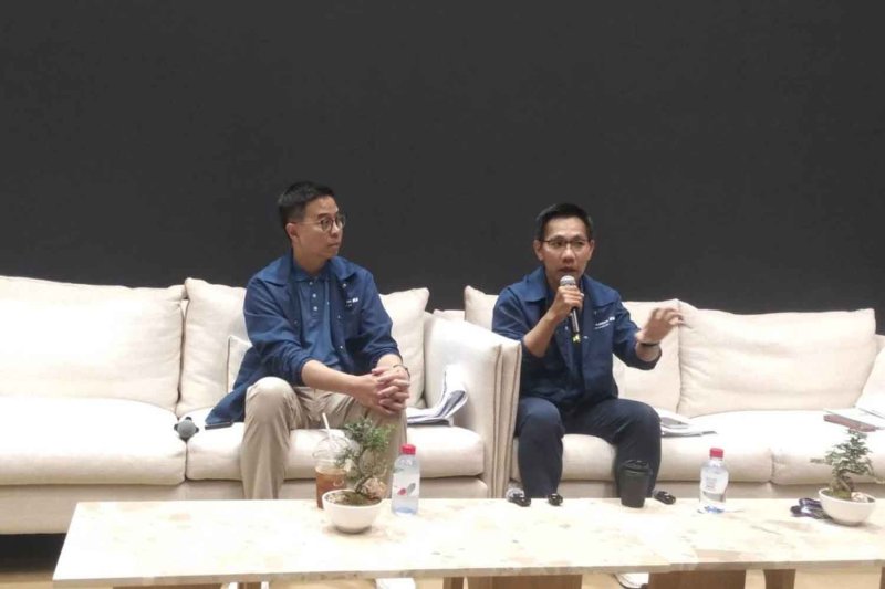 Mr Suphakorn, right, says Toyota wants to talk with the new government about its energy price policies. Lamonphet Apisitniran