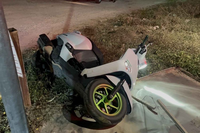 The motorcycle ridden by the two women killed by a freight train at a level crossing in Bang Lamung district, Chon Buri, on Sunday morning. (Photo: Amporn Sangkaew)
