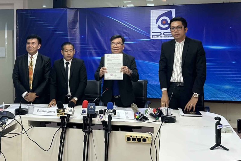 Lt Col Chamnong Wibulsin, second from right, general manager of PC Siam Petroleum, refutes the allegation it hoarded fuel, at a press conference in Surat Thani on Monday. (Photo supplied)