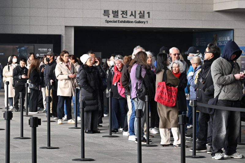 People line up at the National Museum of Korea in Seoul on March 9 before opening. (Photo: Kyodo)