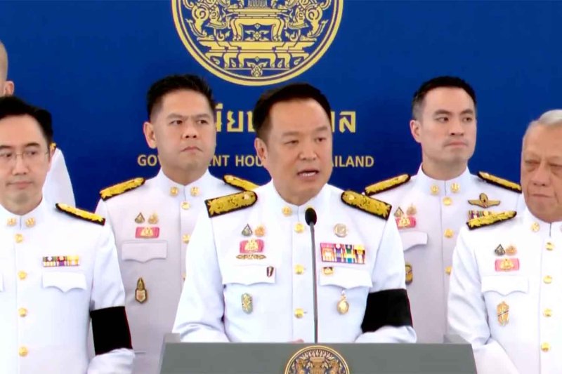 Prime Minister Anutin Charnvirakul announces his government’s plan to cope with the impact of the Middle East war at Government House late Monday night. (Screenshot)