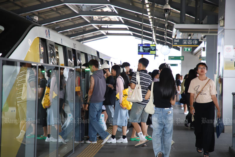 Commuters increasingly turn to the Yellow Line BTS at Bang Kapi Station to cut fuel consumption amid soaring oil prices. (Photo: Varuth Hirunyatheb)