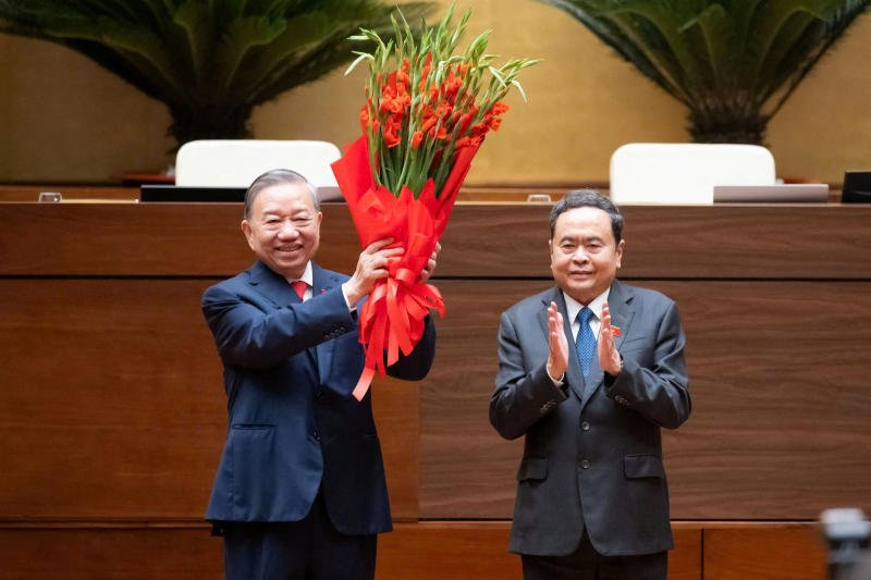 Vietnam's Communist Party General Secretary To Lam receives a bouquet from National Assembly Chairman Tran Thanh Man after taking his oath as Vietnam's president in Hanoi on Tuesday. (Photo: National Assembly Handout via Reuters)
