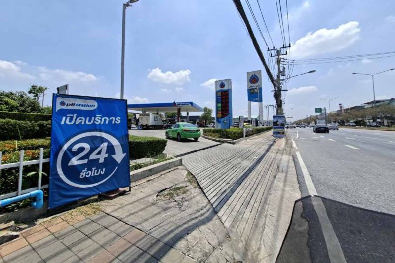 A sign promises around-the-clock sales at the entrance to a PTT petrol station late last month. Times have changed. (Photo: Pattarapong Chatpattarasill)