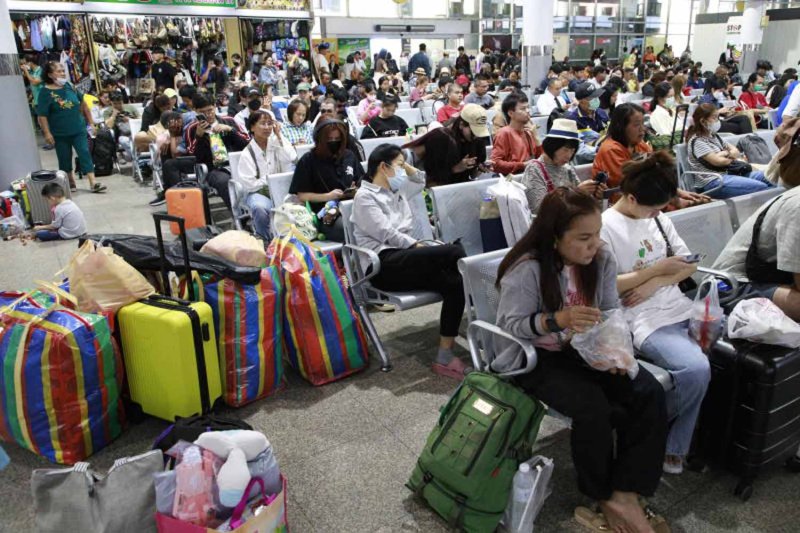 Travellers pack Mo Chit bus terminal in Bangkok during last year's Songkran festival. This year, queues will be even longer if bus operators reduce services because of the soaring price of diesel fuel. (Photo: Pattarapong Chatpattarasill)