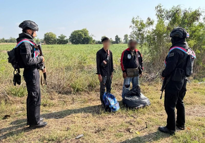 Thai rangers question two Cambodians suspected of spying following their arrest near the border in Aranyaprathet district, Sa Kaeo. (Photo: สวท.สระแก้ว)