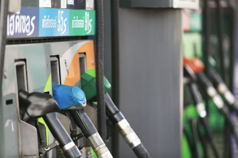 The Energy Policy Administration Committee (Epac) has decided to cut ex-refinery prices by 2 baht per litre. (Bangkok Post file photo)