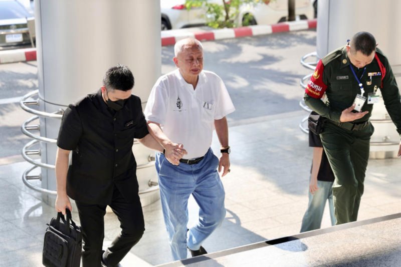 Sondhi Limthongkul, centre, leaves the Criminal Court in Bangkok on Tuesday after attending the court hearing in a defamation case involving former MP Thanakorn Nanti. The media firebrand was granted bail to appeal. (Photo supplied/Wassayos Ngamkham)