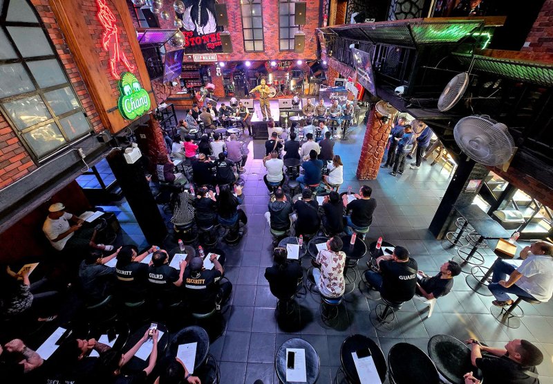 Tourist police and local authorities meet entertainment operators at The Stones House on Pattaya’s Walking Street on Tuesday to set stricter guidelines for private security guards after public concern over alleged tourist assaults. (Photo: Amporn Sangkaew)
