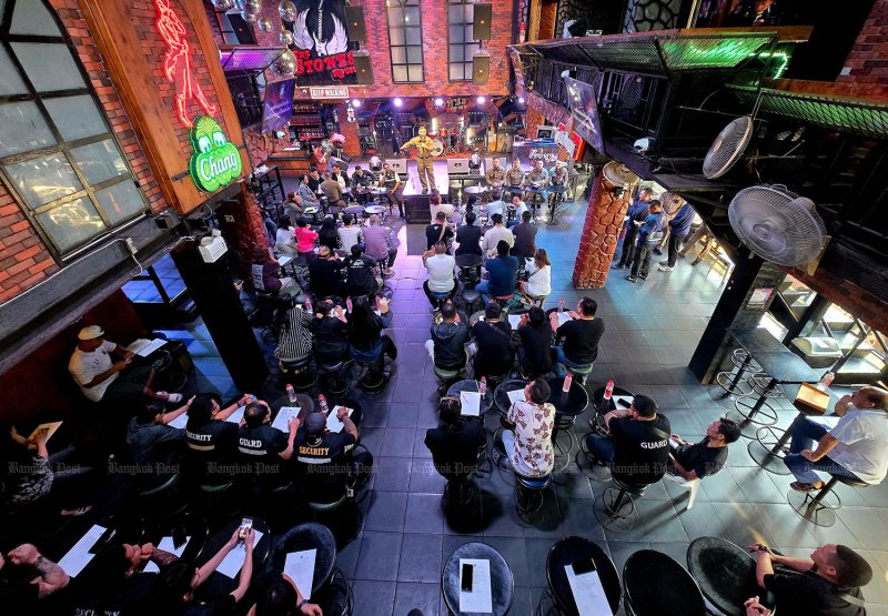 Tourist police and local authorities meet entertainment operators at The Stones House on Pattaya’s Walking Street on Tuesday to set stricter guidelines for private security guards after public concern over alleged tourist assaults. (Photo: Amporn Sangkaew)