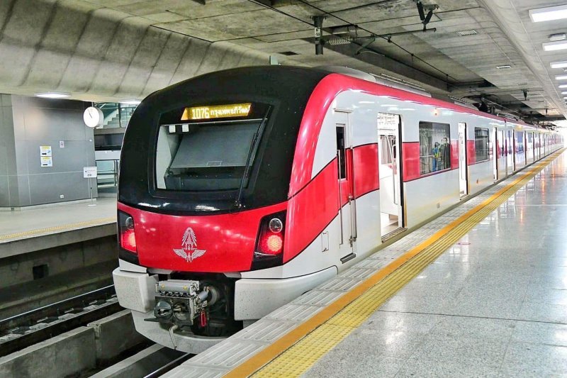 The Red Line service is the suburban railway extension, operated by SRT Electric Train Company Limited. 
