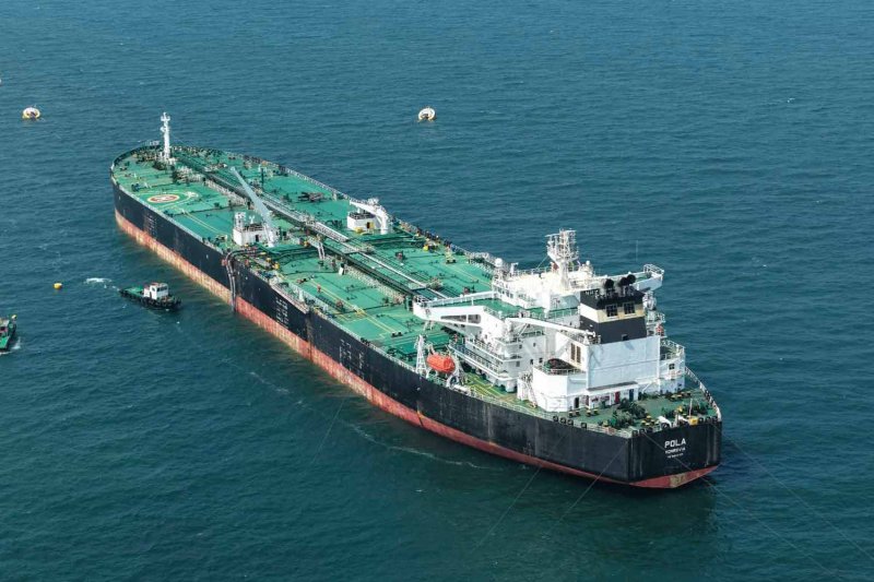 The Pola tanker delivers 700,000 barrels of Middle East crude to Bangchak Corporation in Chon Buri. Photo: Bangchak Corporation