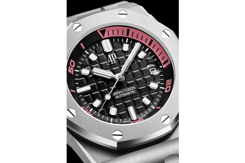 Three new vibrant colours for the royal oak offshore diver