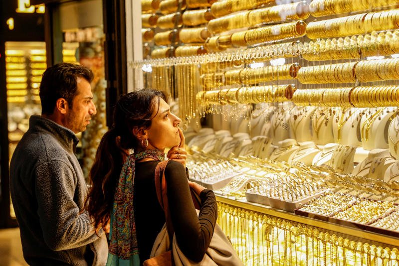 People look at gold jewellery as they stand outside a jewellery shop at the Grand Bazaar in Istanbul, Turkey, on Jan 26, 2026. (Photo: Reuters)