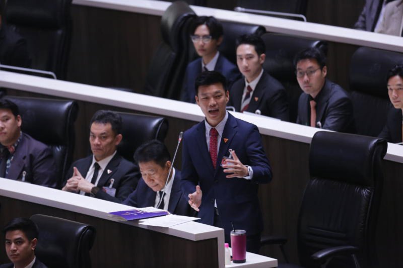 People’s Party leader Natthaphong Ruengpanyawut presents an argument during the first joint parliamentary session on Thursday, accusing the government of leaving citizens without hope. He is among 44 former Move Forward Party (MFP) MPs accused of seriously violating ethical standards for trying to amend Section 112 of the Criminal Code, also known as lèse-majesté law. (Photo: Chanat Katanyu)