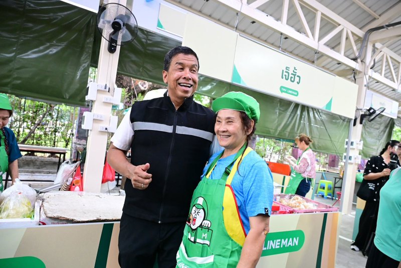 Bangkok governor Chadchart Sittipunt joins a vendor at the newly opened hawker centre next to Lumpini Park on Friday. (Photo: Bangkok Metropolitan Administration)