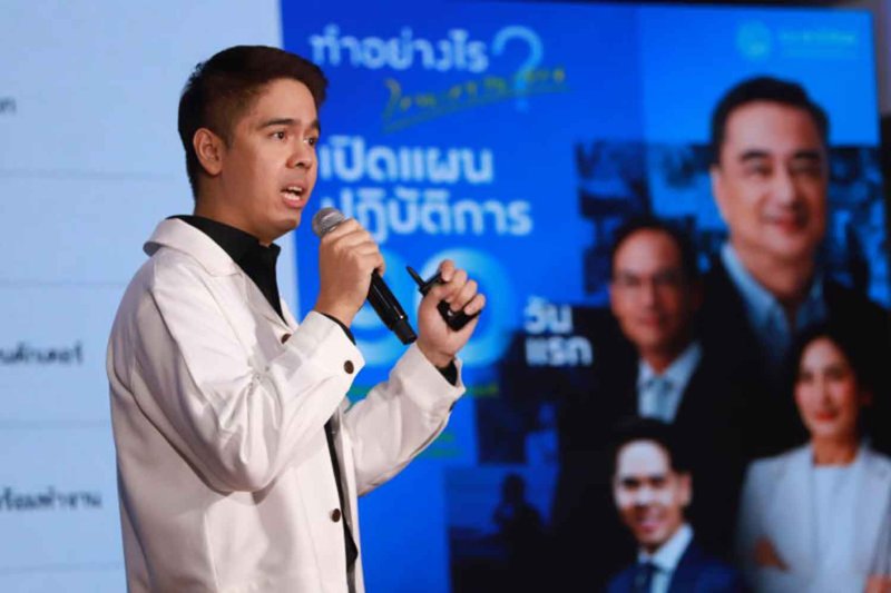 Werapong Prapha, left, joins hands with other Democrat executives when they announced economic development plans during a vote campaign in January. Apichart Jinakul