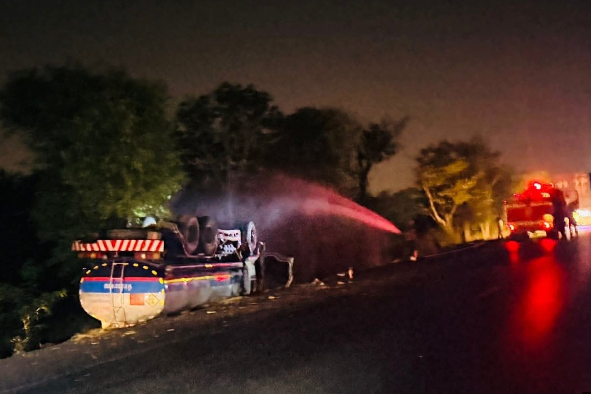 Bangkok Post - Loaded fuel tanker flips after driver dozes off