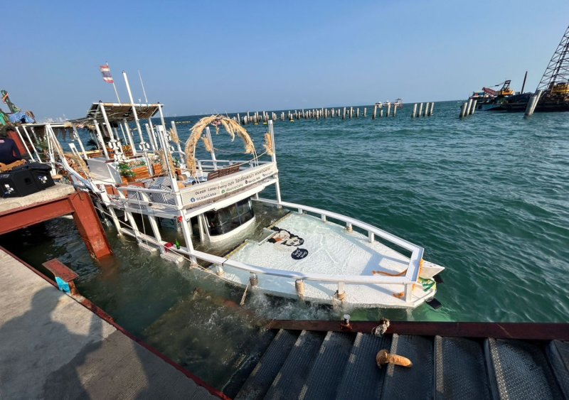 The ferry Ocean Lana partially submerged after striking a pier at Koh Larn off Chon Buri on Wednesday. All passengers were rescued safely, with no injuries reported. (Photos: Amporn Sangkaew)