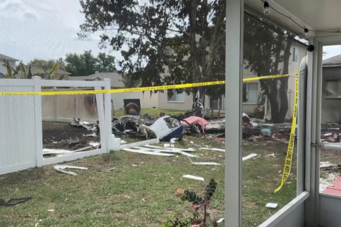 Small plane crashes in a Florida neighborhood