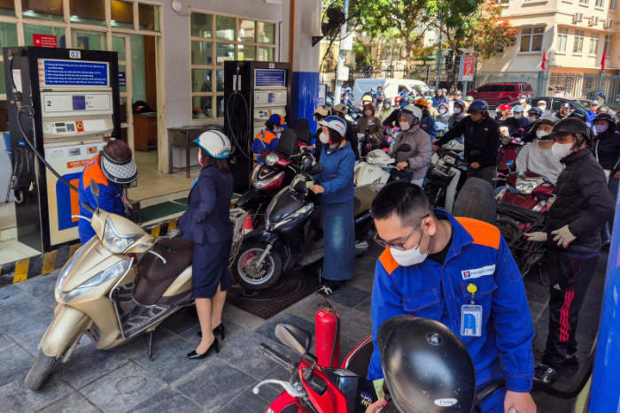 Vietnam plans to extend fuel tariff suspension, extend tax incentives for EVs