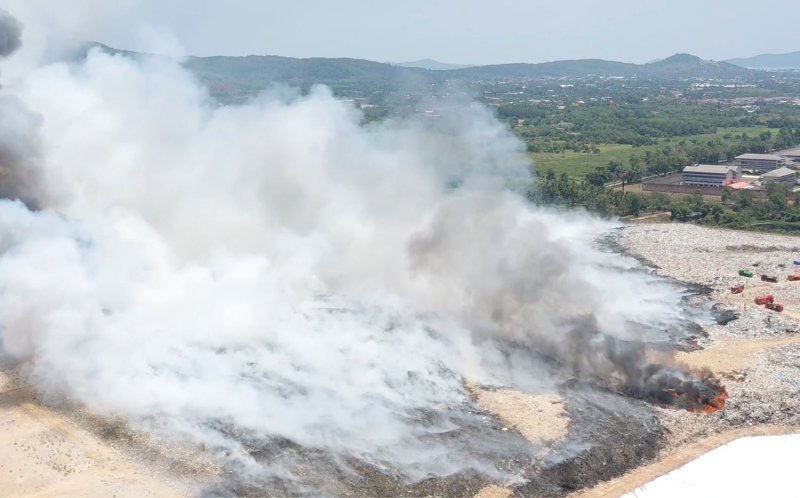 An aerial view shows thick smoke billowing from the Koh Taeo municipal landfill in the southern province of Songkhla, as fire engines and water trucks work to contain a blaze that damaged about 50 rai of the site early Thursday. (Photos: Assawin Pakkawan)