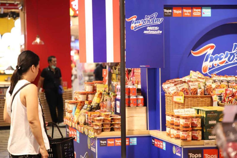Consumer products are available with discounts under a Thai Help Thai campaign in Bangkok last week. Varuth Hirunyatheb