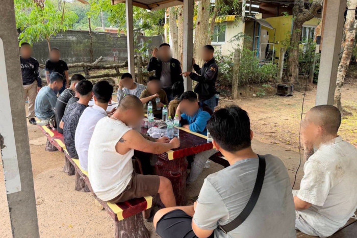 Vietnamese fleeing scam gang in Cambodia held in Si Sa Ket
