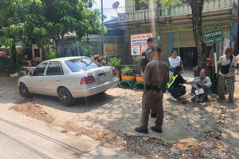 A rescue worker consoles the mother near her car after the tragedy in Khon Kaen on Tuesday afternoon. (Photo: Chakkrapan Natanri)