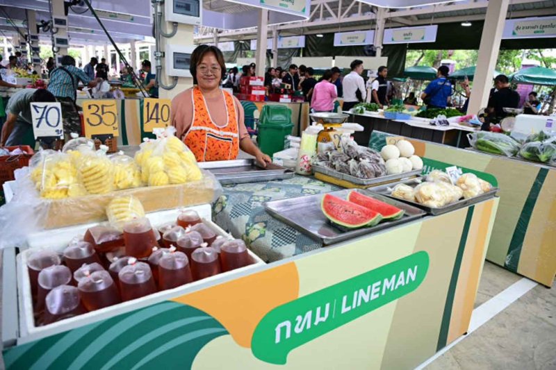 A fruit vendor at Lumpini Hawker Centre smiles at the newly opened facility, which offers more than 130 rotating street food stalls during its 5am–midnight opening hours. (Photo courtesy of Bangkok Metropolitan Administration)