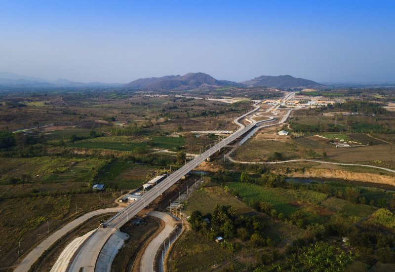 The second Thai-Myanmar Friendship Bridge over the Moei River between Mae Sot and Myawaddy was reopened to cargo trade on April 28 after a nine-month closure because of unstable conditions on the Myanmar side. (Photo: Ministry of Transport)