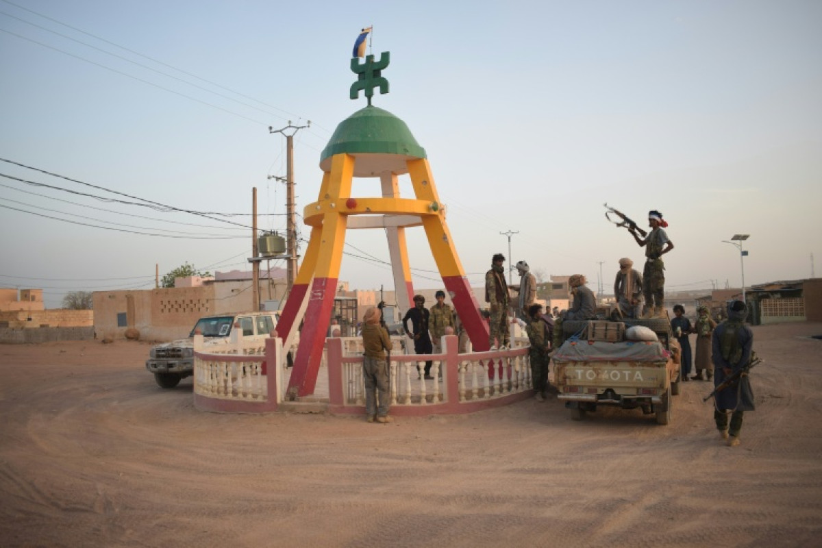 Mali: Tuareg rebels and jihadists take key military camp in northern Mali