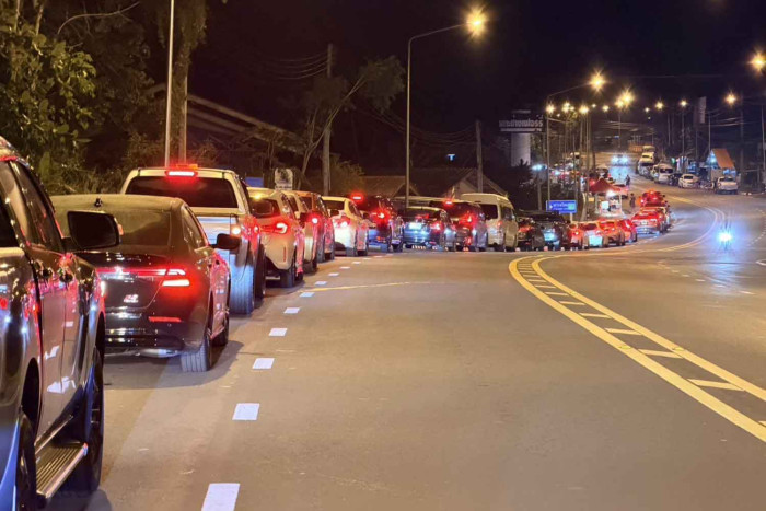 Tourists pack Koh Chang on long holiday