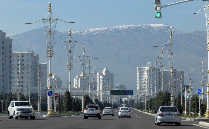 Secretive Turkmenistan cautiously opening up