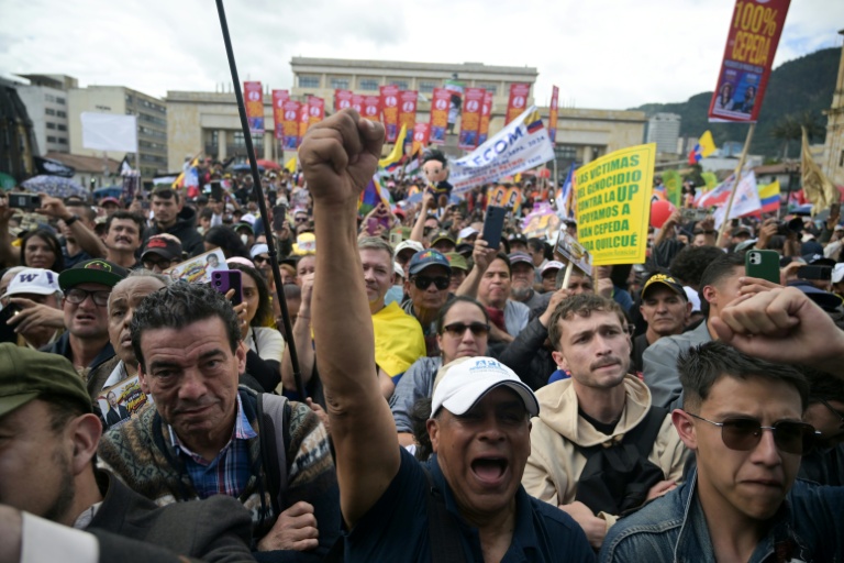 ‘No going back,’ Colombian workers tell right-wingers