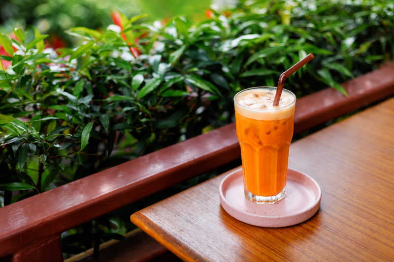 Thailändischer Eistee ist leicht an seiner leuchtend orangen Farbe zu erkennen. (Foto: Magnific)