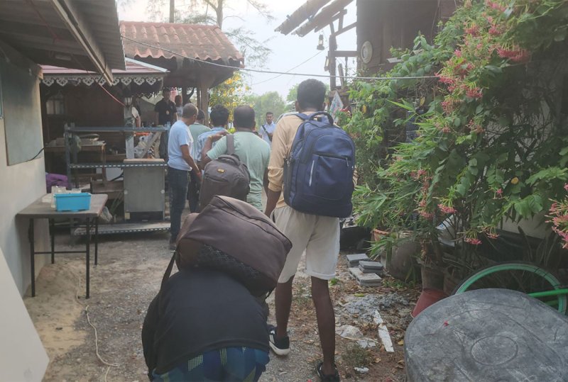 Illegal migrants from Bangladesh and Myanmar are removed from a resort run by a retired Interior Ministry official in Songkhla on April 8. (Photo: Assawin Pakkawan)