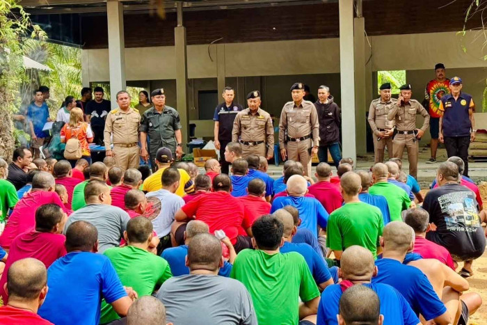Bangkok Post - Hundreds rounded up after fleeing drug rehab centre