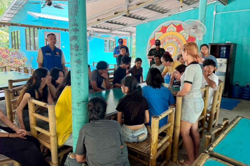 Officials raid a daycare centre where there were 89 Israeli children on Koh Phangan on May 1. (Photo: Internal Security Operations Command)