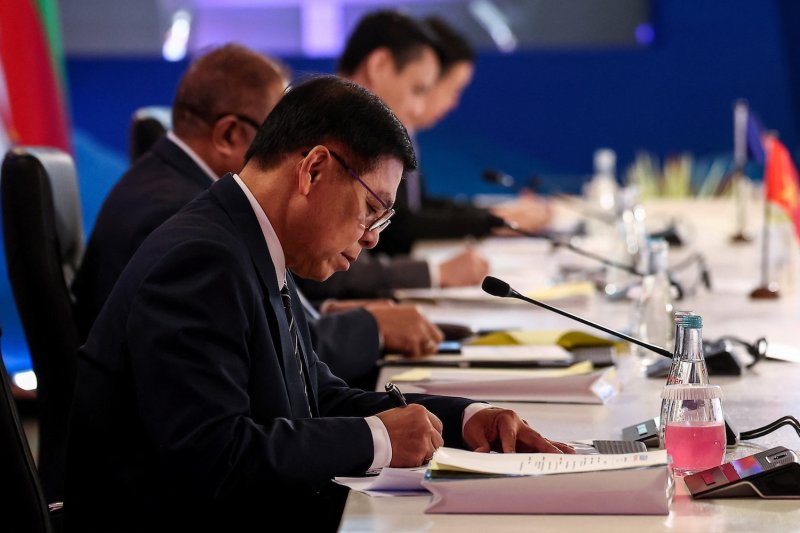 Thai Foreign Minister Sihasak Phuangketkeow attends a foreign ministers’ meeting on Thursday ahead of the Asean leaders’ summit that will take place on Friday in Cebu City, Philippines. (Photo: Reuters)
