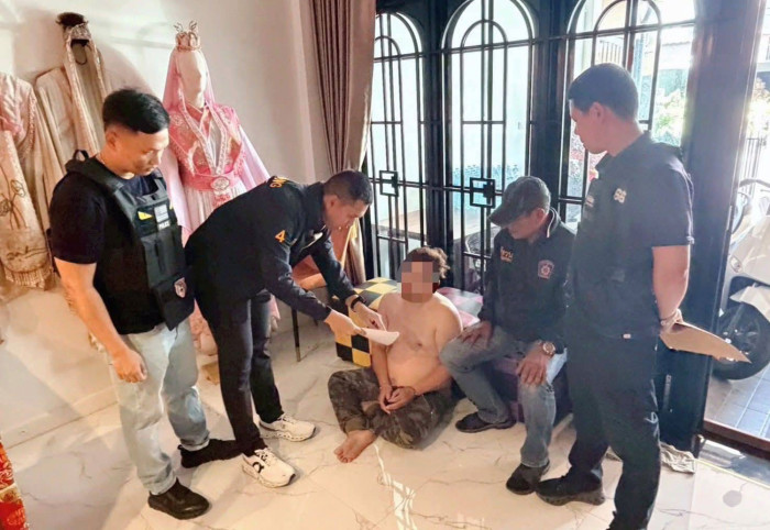 Bangkok Post - Phuket thief poses as delivery rider in B1.3m safe theft