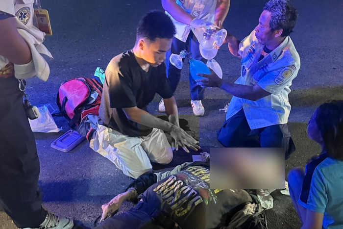 Student praised for reviving tourist with CPR