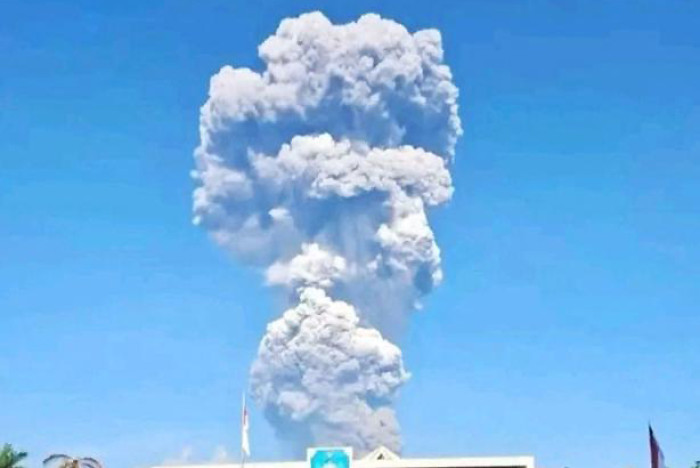 Indonesian authorities rushing to rescue 20 hikers after volcanic eruption, 3 dead