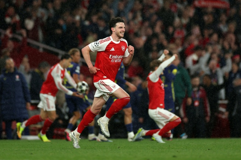 Bangkok Post - Arsenal sense Premier League glory as Spurs eye safety