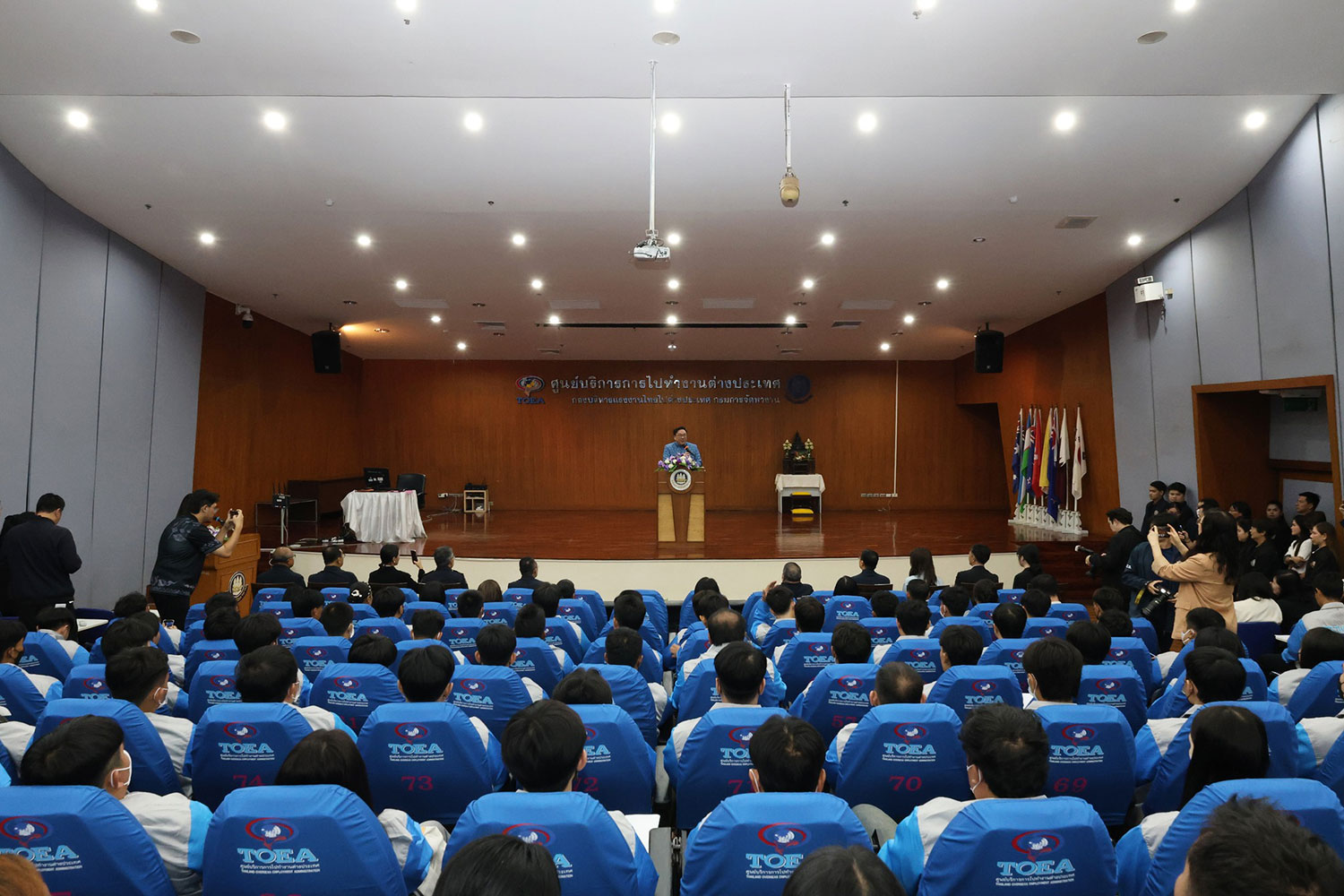 Labour Minister Julapun Amornvivat gives his remarks to Thai workers heading overseas during a pre-a pre-departure training session on Tuesday. (Photo: Labour Ministry)