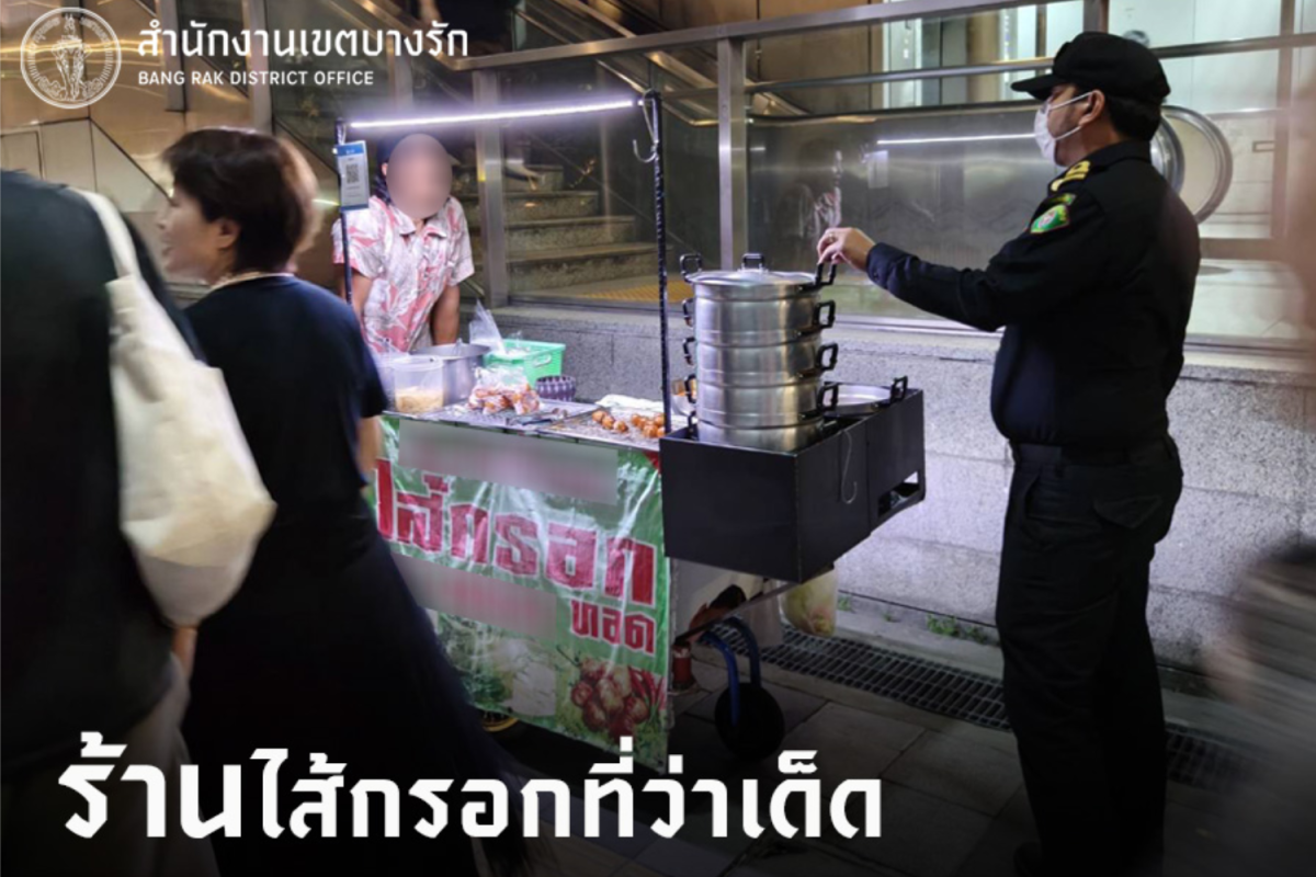 Bangkok Post - Popular Silom Isan sausage vendor agrees to leave sidewalk