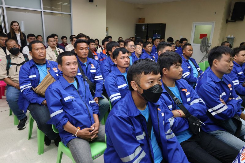 A total of 597 Thai workers who will travel to work in South Korea, Taiwan, Israel and Japan attend ae pre-departure training session at the Bangkok Social Security Office Area 3 on Tuesday. (Photo: Ministry of Labour)