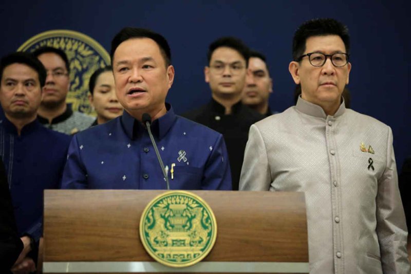 Prime Minister Anutin Charnvirakul announces the 400-billion-baht emergency loan decree at Government House on May 5. (Photo: Chanat Katanyu)